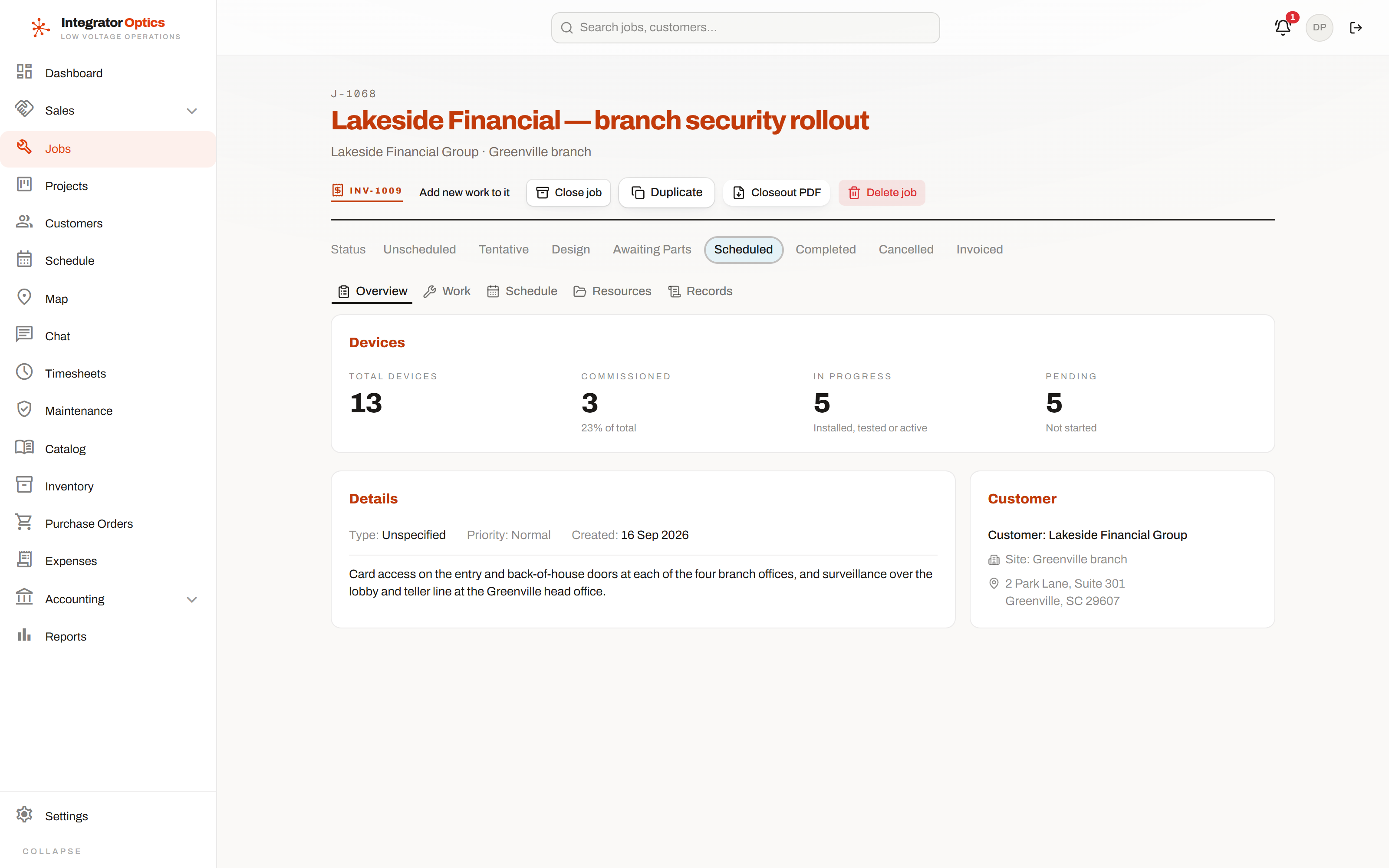 A job overview: title, customer, site, status track, device rollup and scope